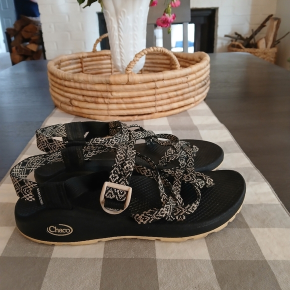 Chaco Black and White Sandals Size 8.5 Womans Like New - Picture 1 of 6